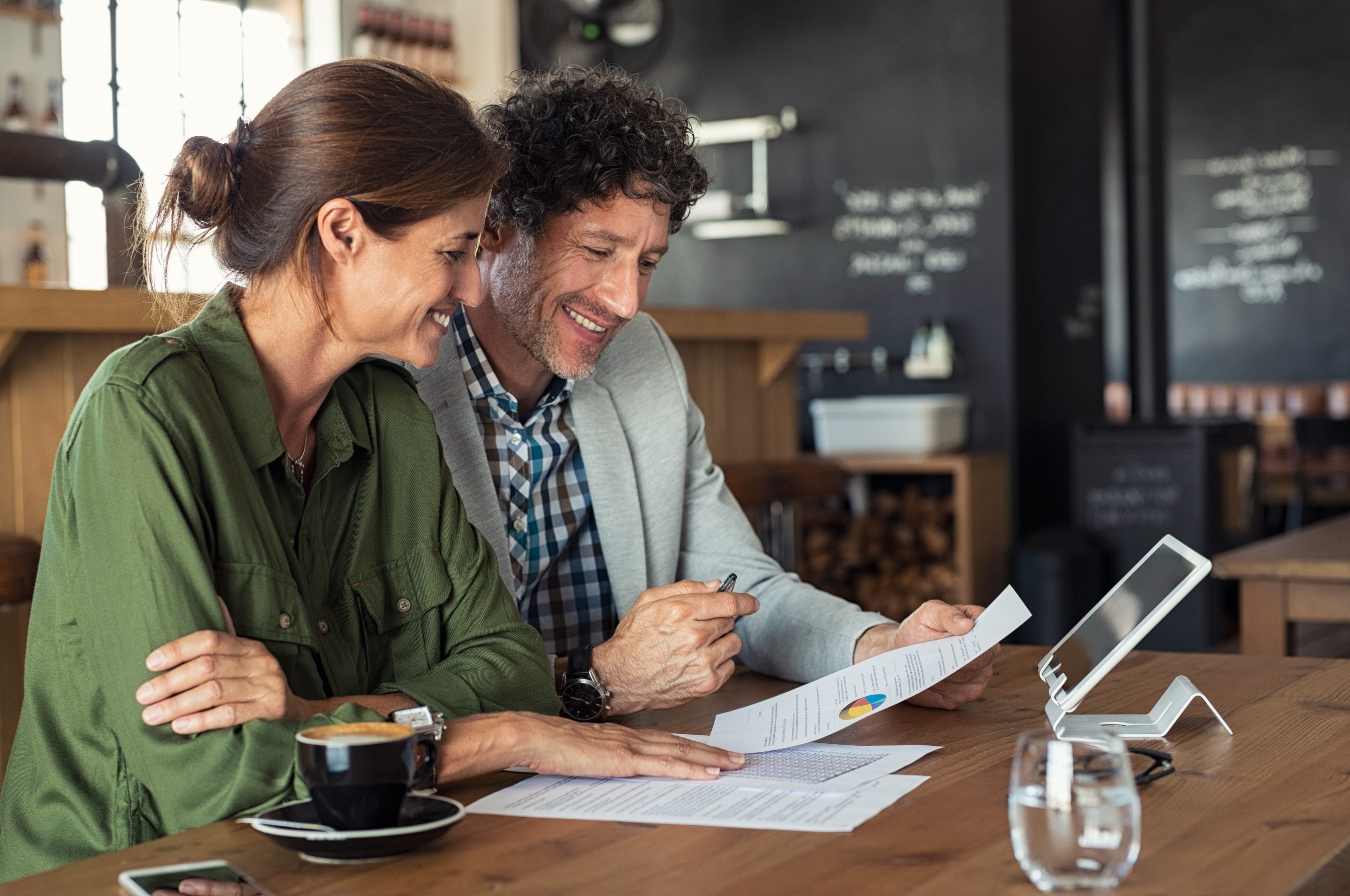 Man discuss diagram with two women