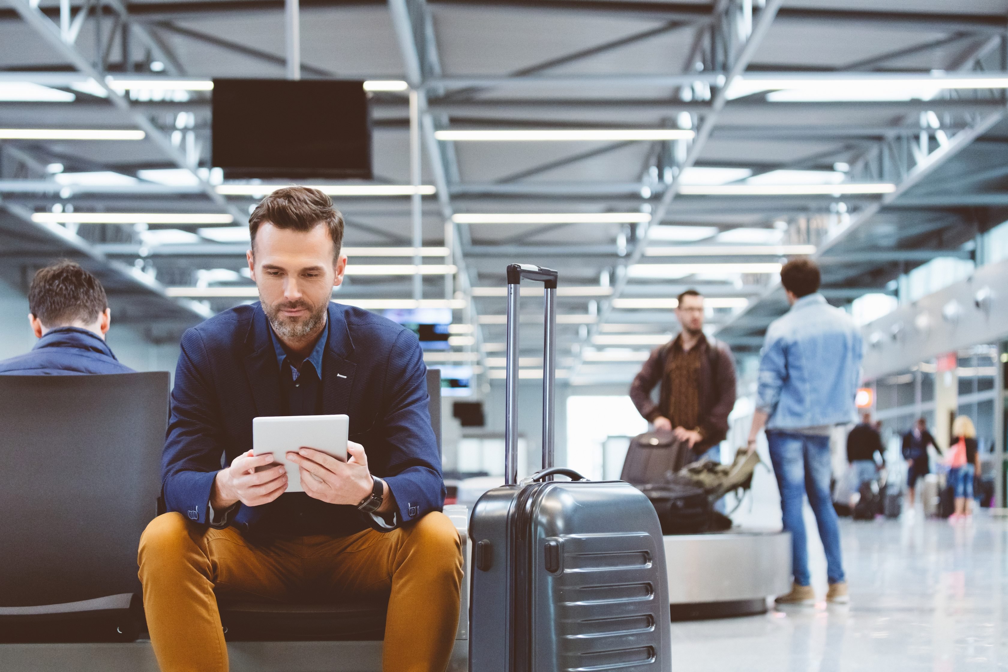 barbat care isi asteapta zborul in aeroport