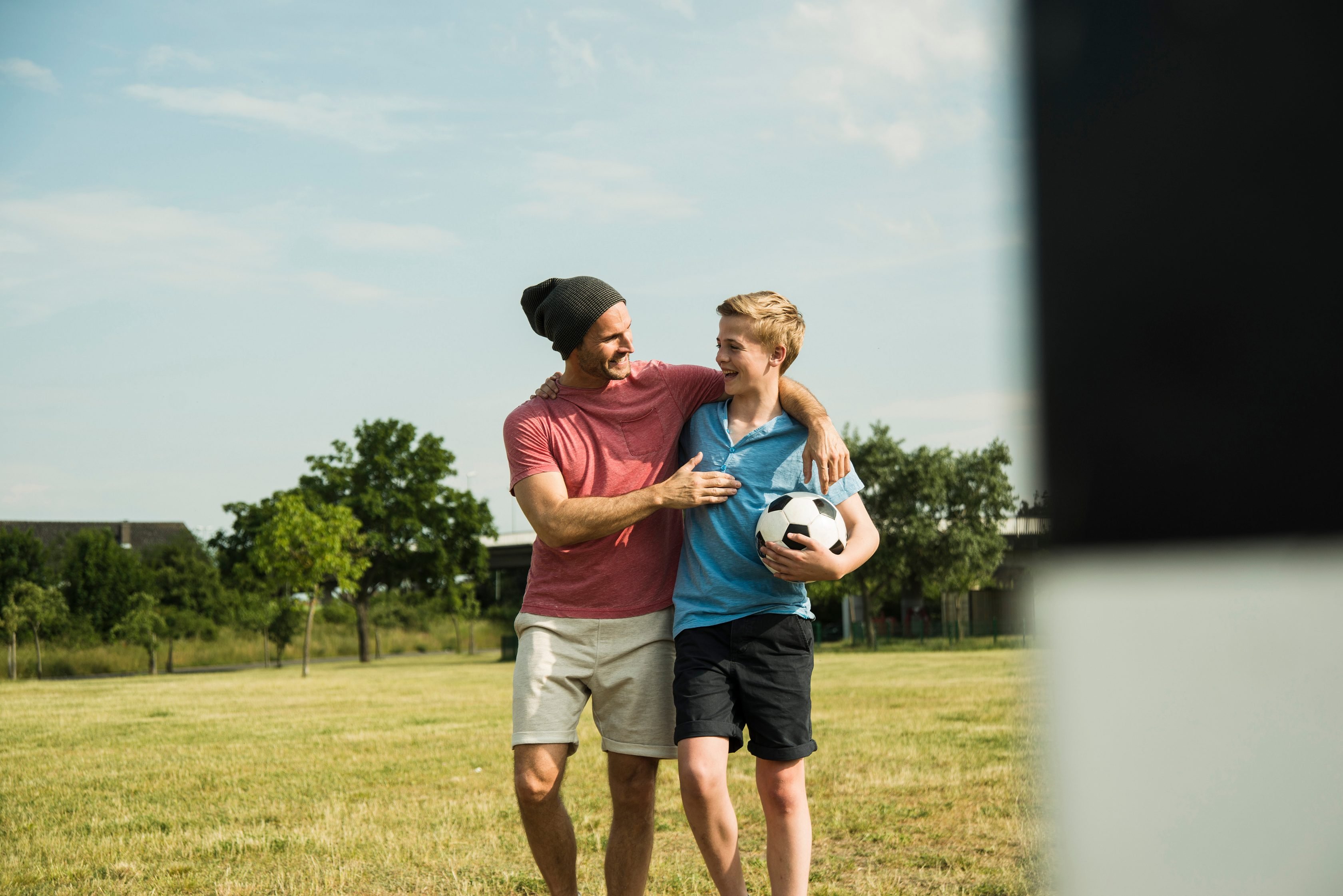 doi prieteni jucand fotbal