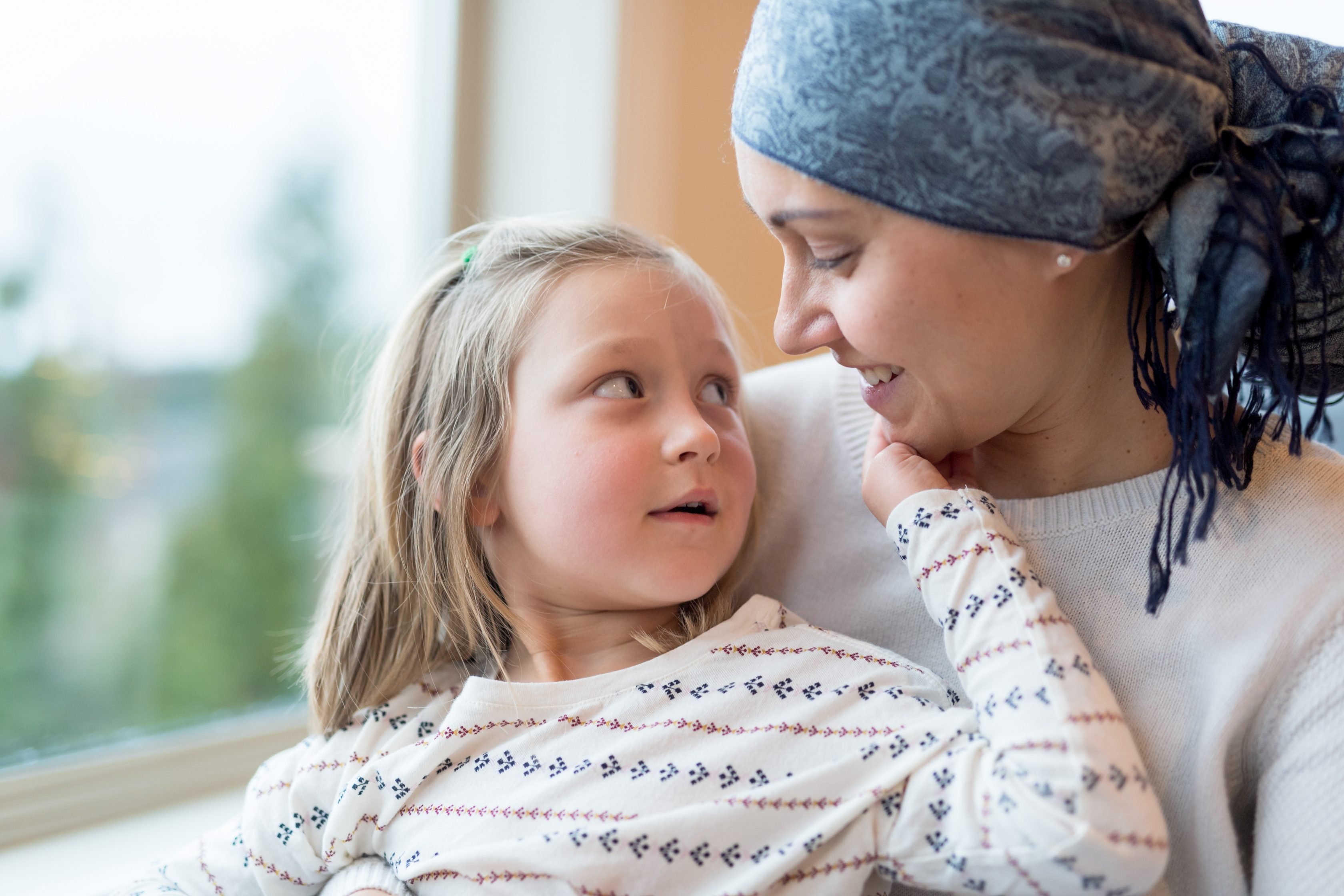 mama cu fiica ei in brate