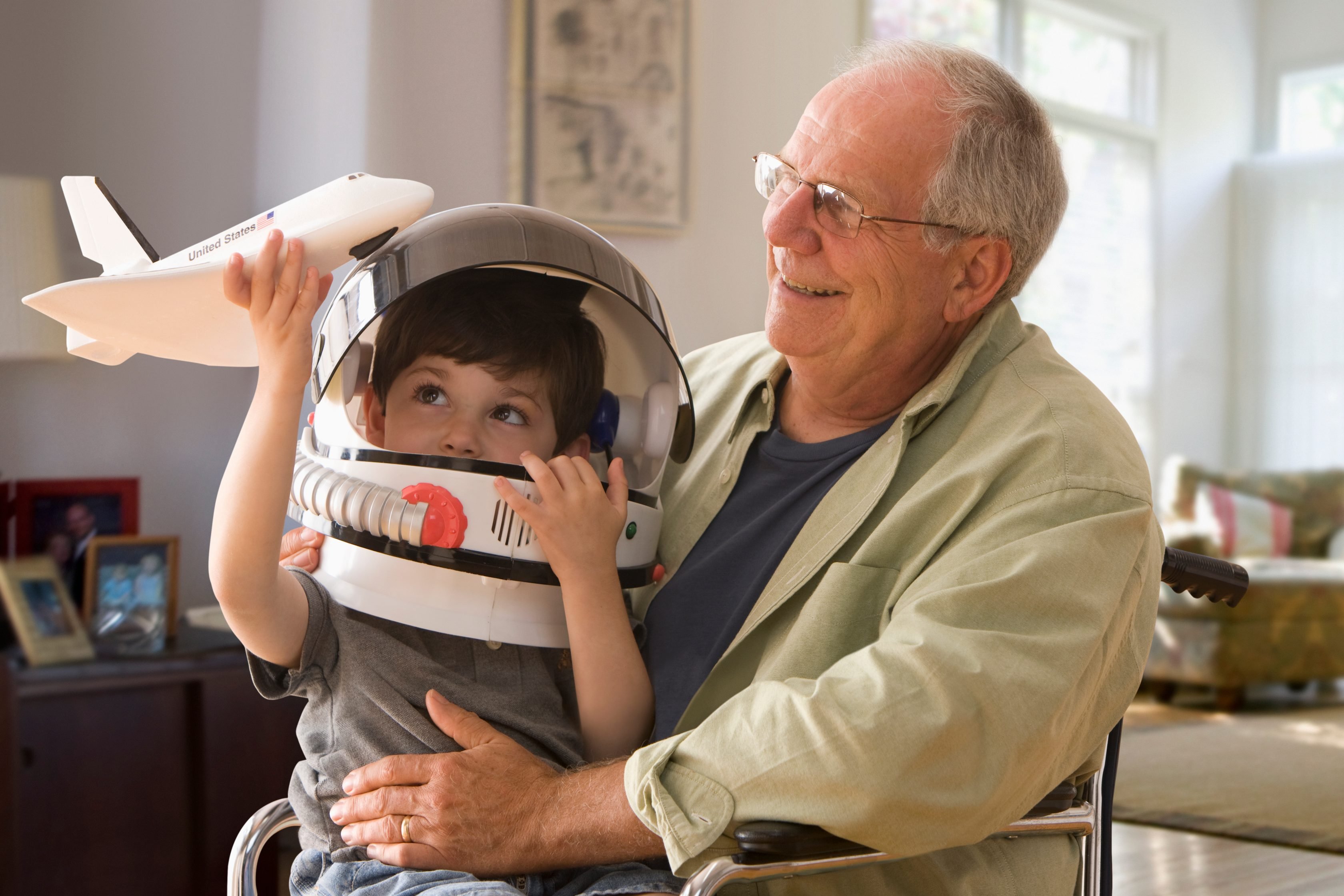 bunicul cu nepotul in brate jucandu-se