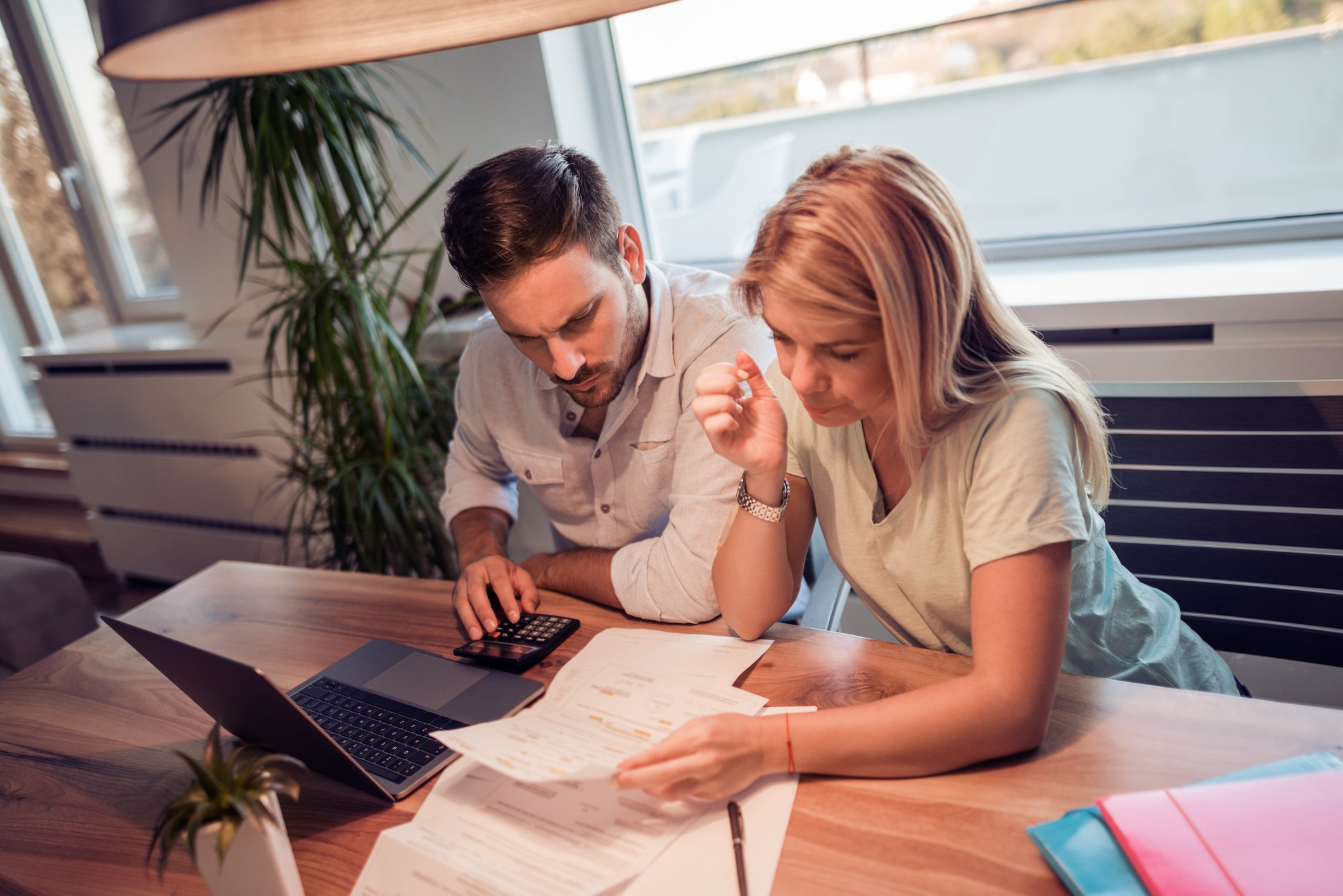 cuplu citind clauze financiare