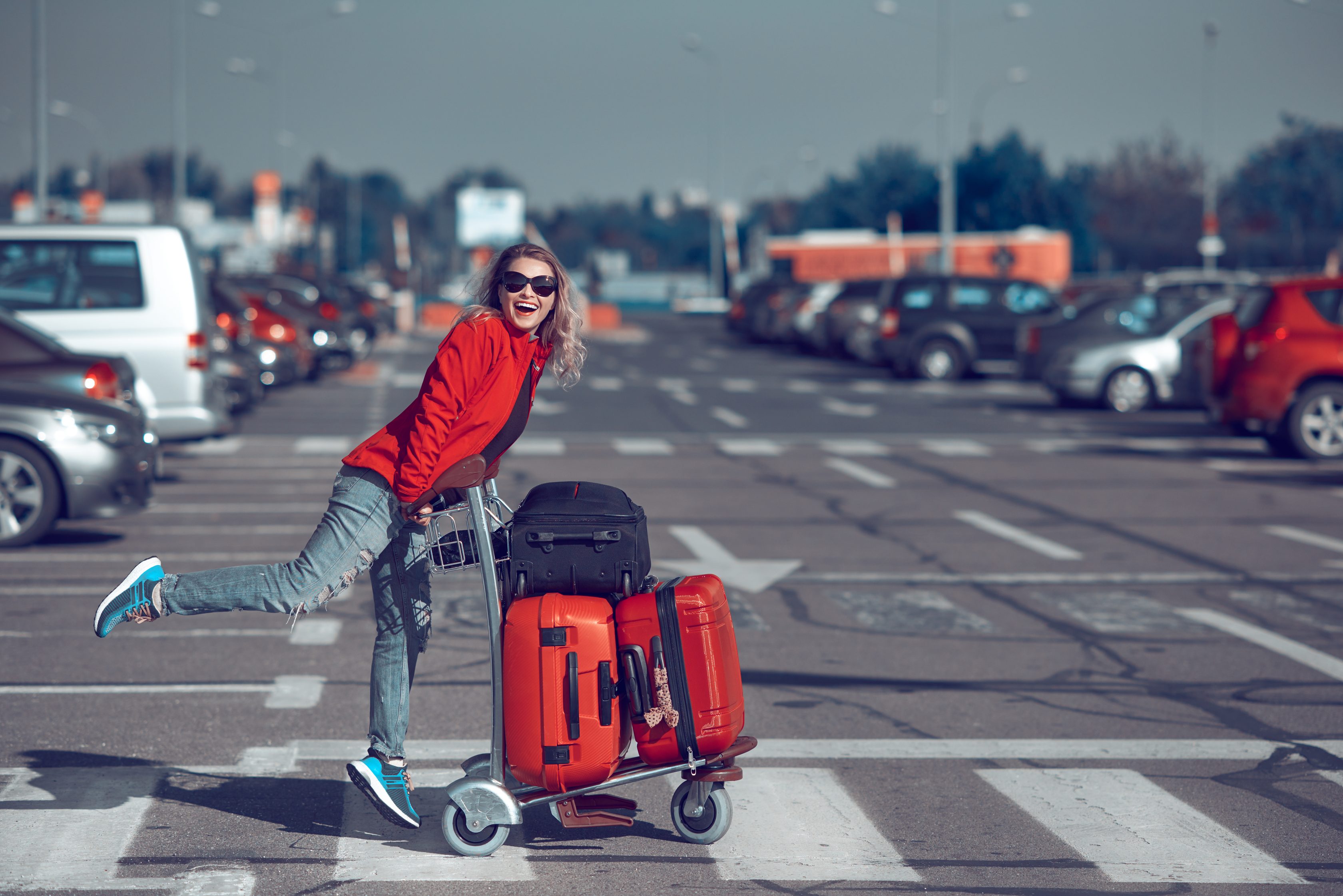 persoana cu bagaje mergand spre aeroport
